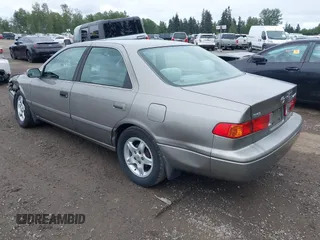 2001 Toyota Camry CE z VIN 4T1BG22K31U097733, wystawiony jako IAAI lot #42276687 z przebiegiem 180 357 mil mil oraz . Historia ofert i sprzedaży dostępna na DreamBid. Obrazek 3.