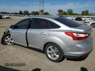 2013 Ford Focus SE z VIN 1FADP3F21DL351940, wystawiony jako Copart lot #55051225 z przebiegiem 103 994 mil mil oraz Tytuł czysty. Historia ofert i sprzedaży dostępna na DreamBid. Obrazek 2.