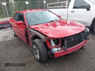 2015 Dodge Charger SE z VIN 2C3CDXBGXFH870710, wystawiony jako IAAI lot #42291111 z przebiegiem 119 677 mil mil oraz . Historia ofert i sprzedaży dostępna na DreamBid. Obrazek 1.