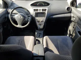 2008 Toyota Yaris z VIN JTDBT923284014501, wystawiony jako Copart lot #59323495 z przebiegiem 425 328 mil mil oraz Czysty tytuł • Clean title. Historia ofert i sprzedaży dostępna na DreamBid. Obrazek 8.