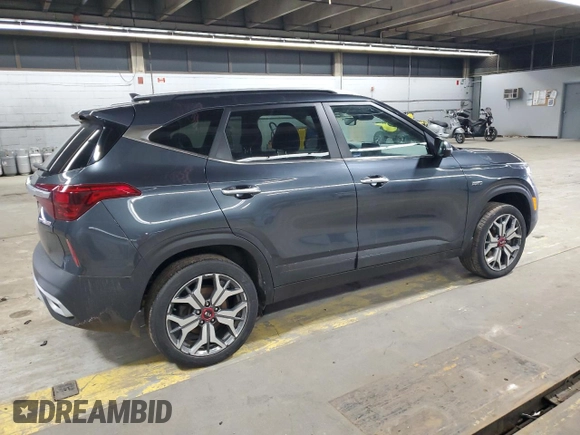 2021 Kia Seltos SX with VIN KNDETCA2XM7167199, listed as a Copart auction lot 52080495 with 82,981 mi miles and Salvage Title. Bid and sale history available at carsss.com. Image 3.