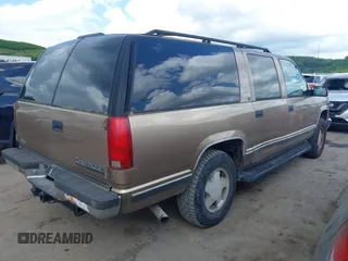 1996 Chevrolet Suburban z VIN 1GNFK16R9TJ326563, wystawiony jako IAAI lot #42300678 z przebiegiem 211 224 mil mil oraz . Historia ofert i sprzedaży dostępna na DreamBid. Obrazek 4.
