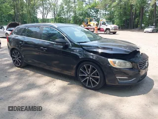 2016 Volvo V60 T5 Drive-E Premier z VIN YV140MEK7G1298130, wystawiony jako IAAI lot #42369611 z przebiegiem 84 400 mil mil oraz . Historia ofert i sprzedaży dostępna na DreamBid. Obrazek 1.