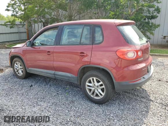 2011 Volkswagen Tiguan S z VIN WVGAV7AX3BW001598, wystawiony jako Copart lot #57518545 z przebiegiem 135 668 mil mil oraz Szkoda całkowita • Salvage title. Historia ofert i sprzedaży dostępna na DreamBid. Obrazek 2.