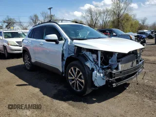 2023 Toyota Corolla Cross XLE z VIN 7MUDAABG8PV072480, wystawiony jako Copart lot #53847495 z przebiegiem 47 754 mil mil oraz Szkody całkowita. Historia ofert i sprzedaży dostępna na DreamBid. Obrazek 4.