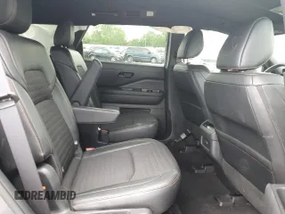 2023 Nissan Pathfinder SV z VIN 5N1DR3BD4PC274458, wystawiony jako Copart lot #56911285 z przebiegiem Nie podano mil oraz Szkoda całkowita • Salvage title. Historia ofert i sprzedaży dostępna na DreamBid. Obrazek 10.