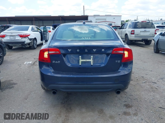2013 Volvo S60 T5 Premier z VIN YV1612FS3D2190263, wystawiony jako IAAI lot #42227011 z przebiegiem 158 369 mil mil oraz . Historia ofert i sprzedaży dostępna na DreamBid. Obrazek 16.