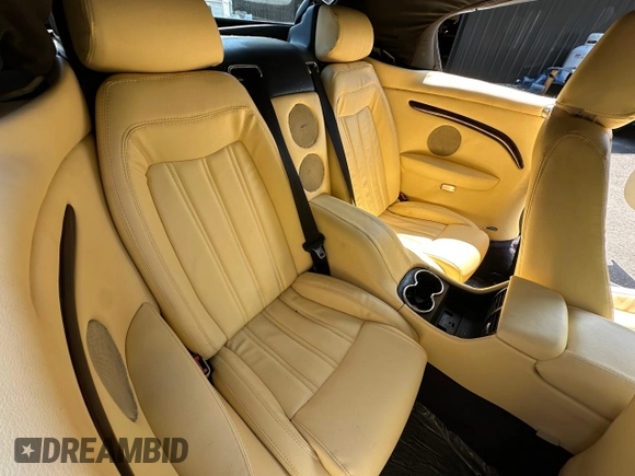 2010 Maserati GranTurismo z VIN ZAM45KMA2A0051367, wystawiony jako Copart lot #66652475 z przebiegiem 43 225 mil mil oraz Czysty tytuł • Clean title. Historia ofert i sprzedaży dostępna na DreamBid. Obrazek 6.