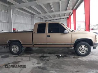 1995 GMC Sierra 1500 z VIN 2GTEK19K1S1535176, wystawiony jako IAAI lot #42243366 z przebiegiem 220 755 mil mil oraz . Historia ofert i sprzedaży dostępna na DreamBid. Obrazek 13.