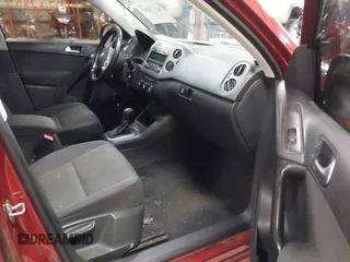 2014 Volkswagen Tiguan S z VIN WVGBV3AXXEW045826, wystawiony jako IAAI lot #42173285 z przebiegiem 126 260 mil mil oraz . Historia ofert i sprzedaży dostępna na DreamBid. Obrazek 5.
