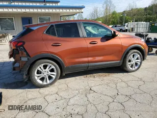 2021 Buick Encore GX Preferred с VIN KL4MMCSL5MB141259, выставлен на аукционе Copart как лот 54479185 с пробегом 56 937 миль миль и Списание • Salvage title. История ставок и продаж доступна на DreamBid. Изображение 3.