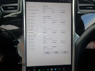 2017 Tesla Model S 60 z VIN 5YJSA1E15HF218686, wystawiony jako Copart lot #44689465 z przebiegiem 101 964 mil mil oraz Szkoda całkowita • Salvage title. Historia ofert i sprzedaży dostępna na DreamBid. Obrazek 9.
