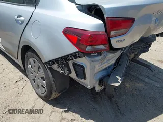 2023 Kia Rio S z VIN 3KPA24AD6PE600384, wystawiony jako IAAI lot #42003099 z przebiegiem 27 001 mil mil oraz . Historia ofert i sprzedaży dostępna na DreamBid. Obrazek 6.