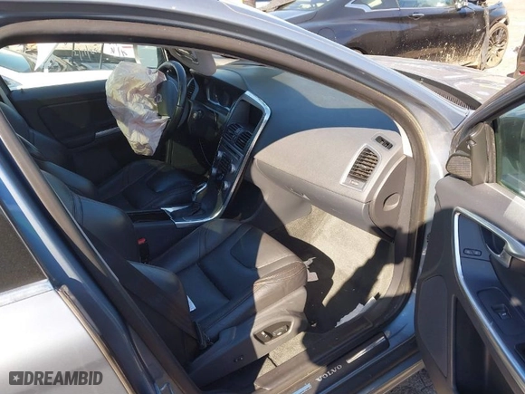 2017 Volvo XC60 Dynamic with VIN YV449MRR8H2166070, listed as a IAAI auction lot 41595303 with 137,914 mi miles. Bid and sale history available at carsss.com. Image 4.