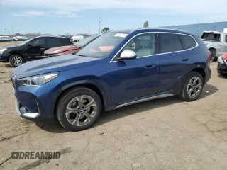 2023 BMW X1 xDrive28i z VIN WBX73EF00P5X49956, wystawiony jako Copart lot #52987275 z przebiegiem 417 mil mil oraz Czysty tytuł • Clean title. Historia ofert i sprzedaży dostępna na DreamBid. Obrazek 1.