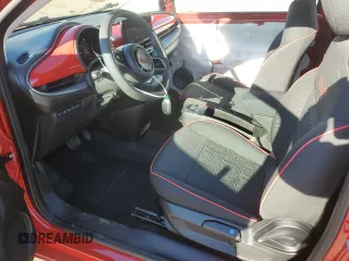 2024 FIAT 500e INSPI(RED) z VIN ZFAFFAA49RX207188, wystawiony jako Copart lot #53479385 z przebiegiem 1406 mil mil oraz Szkody całkowita. Historia ofert i sprzedaży dostępna na DreamBid. Obrazek 7.