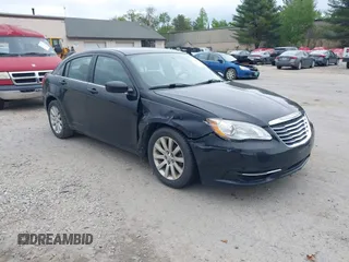 2012 Chrysler 200 Touring z VIN 1C3CCBBG4CN150165, wystawiony jako IAAI lot #42299102 z przebiegiem 188 957 mil mil oraz . Historia ofert i sprzedaży dostępna na DreamBid. Obrazek 1.