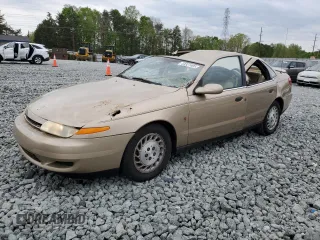 2002 Saturn LS z VIN 1G8JS54F12Y597541, wystawiony jako Copart lot #53327405 z przebiegiem 225 078 mil mil oraz Szkody całkowita. Historia ofert i sprzedaży dostępna na DreamBid. Obrazek 1.