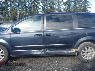 2013 Chrysler Town & Country Touring z VIN 2C4RC1BG9DR756341, wystawiony jako IAAI lot #41955275 z przebiegiem 155 463 mil mil oraz . Historia ofert i sprzedaży dostępna na DreamBid. Obrazek 14.