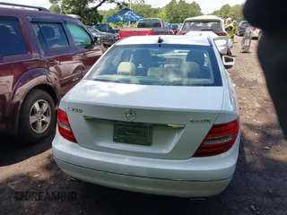 2013 Mercedes-Benz C 300 Sport z VIN WDDGF8ABXDA842362, wystawiony jako IAAI lot #42686987 z przebiegiem 84 145 mil mil oraz . Historia ofert i sprzedaży dostępna na DreamBid. Obrazek 16.