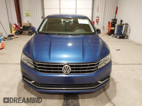 2017 Volkswagen Passat S z VIN 1VWAT7A38HC013602, wystawiony jako IAAI lot #41218616 z przebiegiem 77 497 mil mil oraz . Historia ofert i sprzedaży dostępna na DreamBid. Obrazek 12.