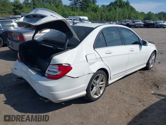 2014 Mercedes-Benz C 300 Sport z VIN WDDGF8AB0EA949700, wystawiony jako IAAI lot #42384242 z przebiegiem 136 445 mil mil oraz . Historia ofert i sprzedaży dostępna na DreamBid. Obrazek 4.