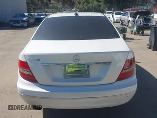 2014 Mercedes-Benz C 250 Sport z VIN WDDGF4HB1EA893149, wystawiony jako IAAI lot #41865343 z przebiegiem 188 557 mil mil oraz . Historia ofert i sprzedaży dostępna na DreamBid. Obrazek 16.