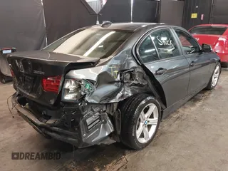 2015 BMW 3 Series 320i xDrive z VIN WBA3C3G57FNS76157, wystawiony jako IAAI lot #42042392 z przebiegiem 93 756 mil mil oraz . Historia ofert i sprzedaży dostępna na DreamBid. Obrazek 4.