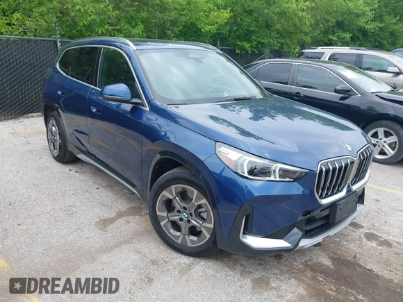 2025 BMW X1 xDrive28i z VIN WBX73EF07S5228273, wystawiony jako IAAI lot #42436863 z przebiegiem 6 845 mil mil oraz . Historia ofert i sprzedaży dostępna na DreamBid. Obrazek 1.