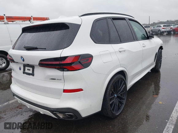 2024 BMW X5 xDrive40i z VIN 5UX23EU04R9V15176, wystawiony jako IAAI lot #41788597 z przebiegiem Nie podano mil oraz . Historia ofert i sprzedaży dostępna na DreamBid. Obrazek 4.