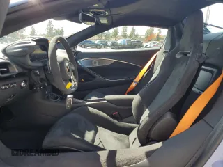 2025 McLaren Artura z VIN SBM16BEA4SW002969, wystawiony jako Copart lot #48354735 z przebiegiem 882 mil mil oraz Szkody całkowita. Historia ofert i sprzedaży dostępna na DreamBid. Obrazek 7.