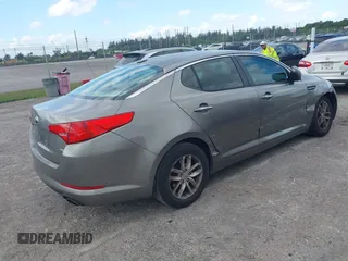 2013 Kia Optima LX z VIN 5XXGM4A74DG147688, wystawiony jako IAAI lot #42127503 z przebiegiem 148 705 mil mil oraz . Historia ofert i sprzedaży dostępna na DreamBid. Obrazek 4.