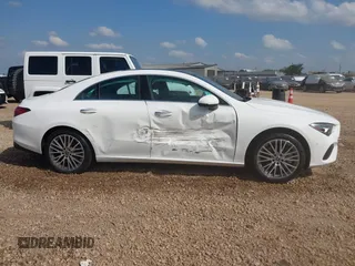 2025 Mercedes-Benz CLA 250 z VIN W1K5J4GB5SN513578, wystawiony jako IAAI lot #42120213 z przebiegiem 18 216 mil mil oraz . Historia ofert i sprzedaży dostępna na DreamBid. Obrazek 13.