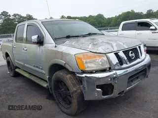 2008 Nissan Titan XE z VIN 1N6AA07C28N305044, wystawiony jako IAAI lot #42366315 z przebiegiem 190 100 mil mil oraz . Historia ofert i sprzedaży dostępna na DreamBid. Obrazek 1.