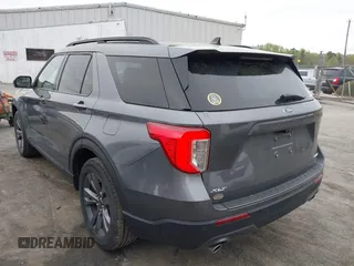 2021 Ford Explorer XLT with VIN 1FMSK8DH1MGB57403, listed as a IAAI auction lot 41934932 with 33,649 mi miles. Bid and sale history available at carsss.com. Image 3.