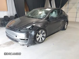 2024 Tesla Model Y Long Range z VIN 7SAYGDEEXRA226636, wystawiony jako IAAI lot #41622144 z przebiegiem 8 908 mil mil oraz . Historia ofert i sprzedaży dostępna na DreamBid. Obrazek 21.