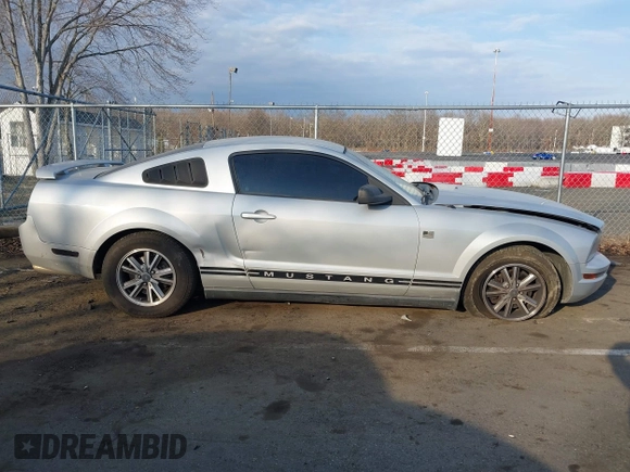 2005 Ford Mustang Deluxe with VIN 1ZVFT80N955140082, listed as a IAAI auction lot 41711933 with 88,633 mi miles. Bid and sale history available at carsss.com. Image 13.