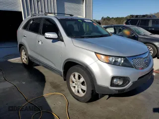 2013 Kia Sorento LX z VIN 5XYKT4A62DG332256, wystawiony jako Copart lot #88001935 z przebiegiem Nie podano mil oraz Szkoda całkowita • Salvage title. Historia ofert i sprzedaży dostępna na DreamBid. Obrazek 4.