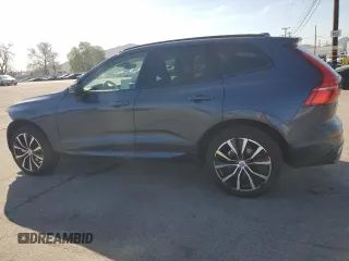 2023 Volvo XC60 Plus Dark Theme z VIN YV4L12RW5P1368043, wystawiony jako Copart lot #49737455 z przebiegiem 11 627 mil mil oraz Szkoda całkowita • Salvage title. Historia ofert i sprzedaży dostępna na DreamBid. Obrazek 2.