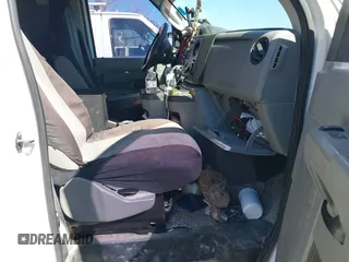 2013 Ford Econoline Cargo Commercial z VIN 1FTNE2EL0DDA69257, wystawiony jako IAAI lot #41703772 z przebiegiem 261 935 mil mil oraz . Historia ofert i sprzedaży dostępna na DreamBid. Obrazek 5.