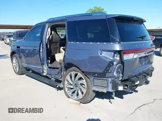 2023 Lincoln Navigator Reserve z VIN 5LMJJ2LG2PEL00893, wystawiony jako IAAI lot #42011618 z przebiegiem 13 008 mil mil oraz . Historia ofert i sprzedaży dostępna na DreamBid. Obrazek 3.