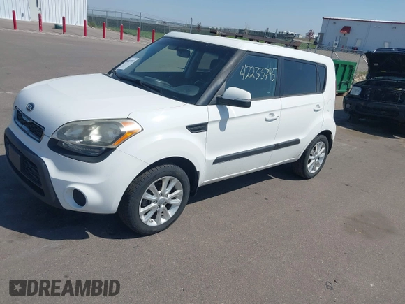 2013 Kia Soul + z VIN KNDJT2A69D7547954, wystawiony jako IAAI lot #42233795 z przebiegiem 128 548 mil mil oraz . Historia ofert i sprzedaży dostępna na DreamBid. Obrazek 2.