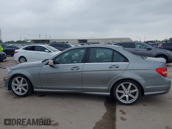 2013 Mercedes-Benz C 250 Sport z VIN WDDGF4HB4DA780472, wystawiony jako IAAI lot #41924590 z przebiegiem 109 118 mil mil oraz . Historia ofert i sprzedaży dostępna na DreamBid. Obrazek 14.