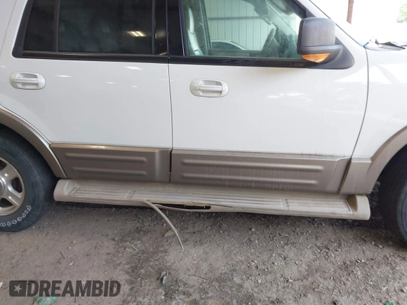 2004 Ford Expedition Eddie Bauer z VIN 1FMPU17L04LA73555, wystawiony jako IAAI lot #42582202 z przebiegiem Nie podano mil oraz . Historia ofert i sprzedaży dostępna na DreamBid. Obrazek 12.