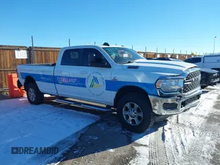 2022 Ram 2500 Big Horn z VIN 3C6UR5JL6NG104080, wystawiony jako IAAI lot #41148561 z przebiegiem 100 823 mil mil oraz . Historia ofert i sprzedaży dostępna na DreamBid. Obrazek 1.