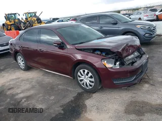 2014 Volkswagen Passat S z VIN 1VWAP7A37EC018810, wystawiony jako IAAI lot #40968457 z przebiegiem 102 606 mil mil oraz . Historia ofert i sprzedaży dostępna na DreamBid. Obrazek 1.
