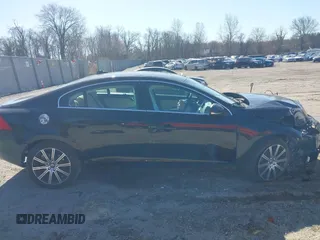 2017 Volvo S60 Inscription z VIN LYV402TK2HB130516, wystawiony jako IAAI lot #41822767 z przebiegiem 48 203 mil mil oraz . Historia ofert i sprzedaży dostępna na DreamBid. Obrazek 13.