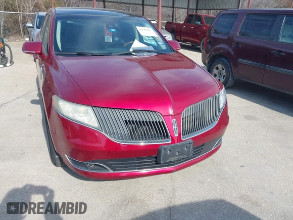 2014 Lincoln MKT EcoBoost z VIN 2LMHJ5AT9EBL55440, wystawiony jako IAAI lot #41589967 z przebiegiem 194 408 mil mil oraz . Historia ofert i sprzedaży dostępna na DreamBid. Obrazek 6.