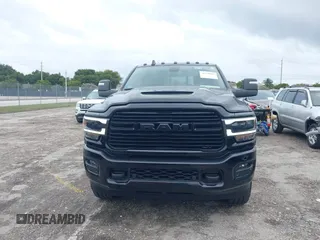 2024 Ram 2500 Laramie z VIN 3C6UR5FL3RG141327, wystawiony jako IAAI lot #41390825 z przebiegiem 8 002 mil mil oraz . Historia ofert i sprzedaży dostępna na DreamBid. Obrazek 6.