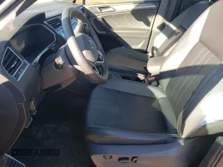 2024 Volkswagen Tiguan SE R-Line Black z VIN 3VVCB7AX2RM075323, wystawiony jako Copart lot #81290414 z przebiegiem 15 867 mil mil oraz Szkoda całkowita • Salvage title. Historia ofert i sprzedaży dostępna na DreamBid. Obrazek 7.